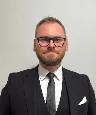 Mistrz Ceremonii Pogrzebowej Bartosz Kościński | Pogrzeby Świeckie Szczecin